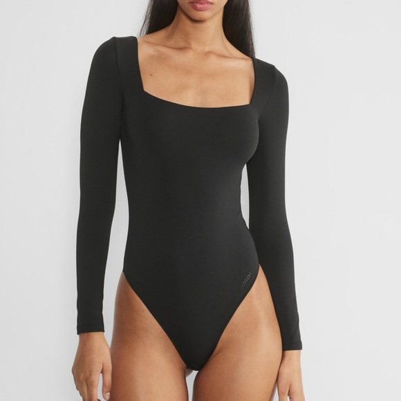 Aritzia- Contour Squareneck Longsleeve Bodysuit - Picture 4 of 9
